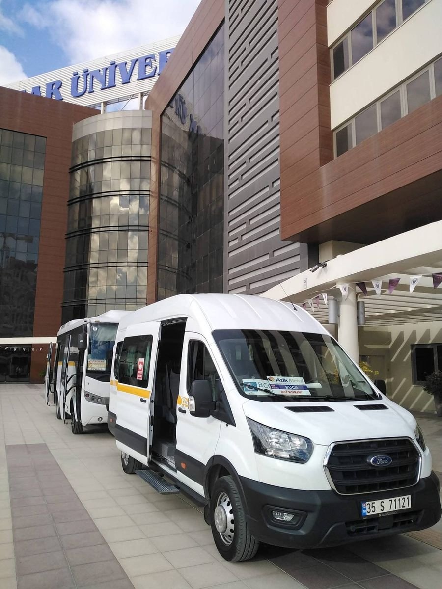 İzmir'de Civan Turizm öğrenci servisi araçları kampüs önünde