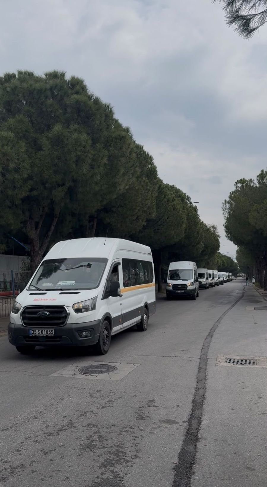 İzmir'de personel servisine giden Civan Turizm midibüsleri